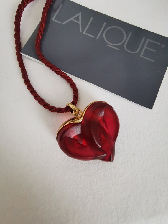 速達メール便 送料無料 ネックレス ラリッククリスタルハートゴールドチェーンシルクコードlalique Crystal Red Heart 9ct Gold Chain And Silk Cord Stunning 再再販 Digitalwavemarketingsolutions Com