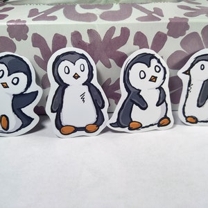 Mignons autocollants pingouins, paquet de 4, autocollant en vinyle, autocollant brillant, autocollants de journalisation de scrapbooking d’ordinateur portable