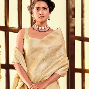off-white Farbe KANJIVARAM SEIDE Sari mit Gold Zari Reich Pallu und Bluse für Frauen Hochzeit tragen indische traditionelle Brautjungfer Saree