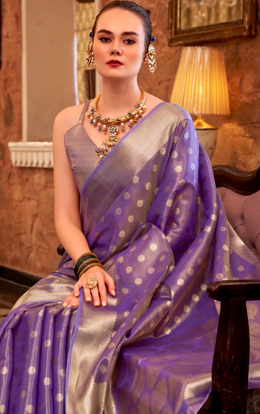 Sari de seda de color morado con blusa cosida con blusa para