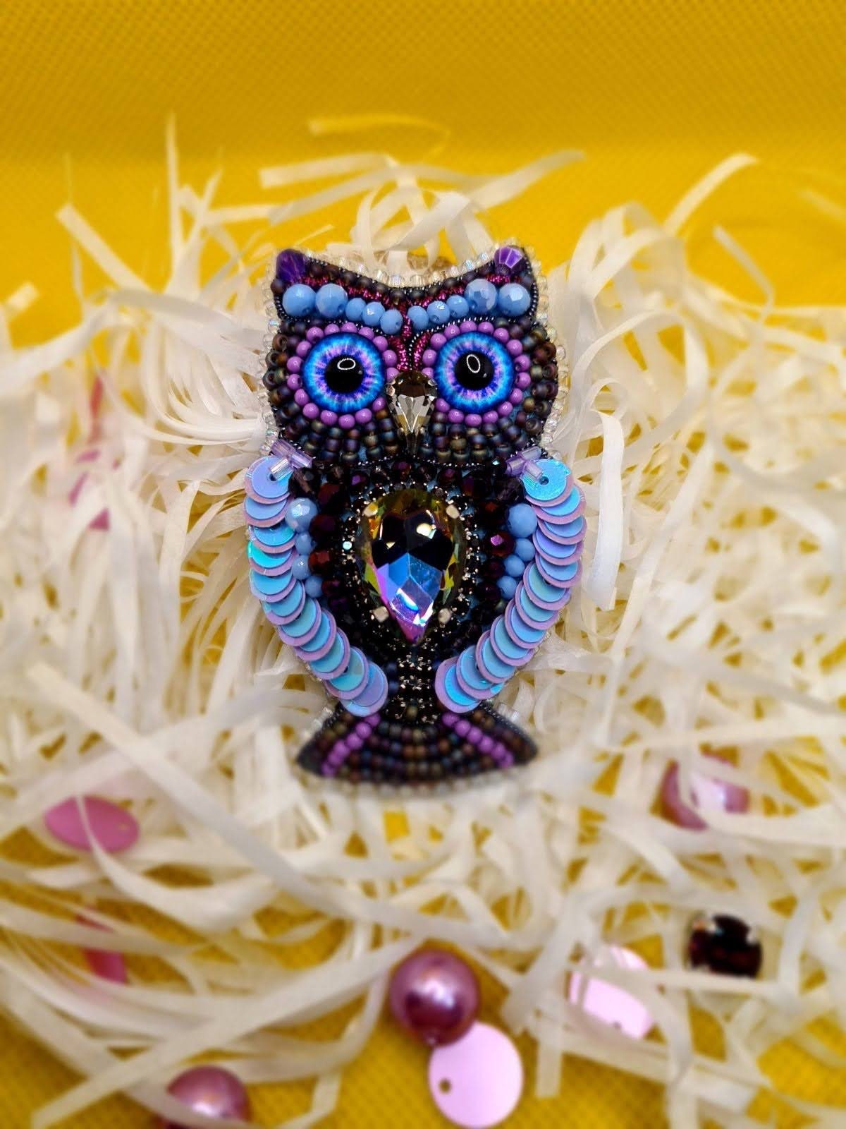 フクロウ ビーズ刺繍ブローチNO.8 ふくろうのビーズ刺繍ブローチ