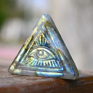 1.5'' Natural Labradorite Eye of Horus carved，Quartz crystal Eye of Horus，Labradorite pendant，Crystal gift，Crystal ornament，Crystal healing