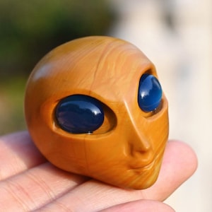 2.3&#39;&#39; Natural Alashan agate Extra-terrestrial ，Crystal Alien skull ，Alien figurine，Crystal Alien，Crystal skull，Crystal ornament