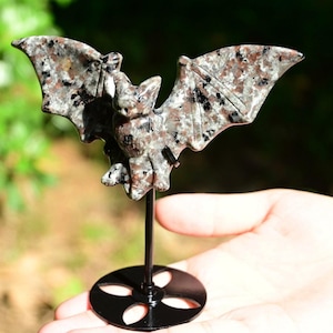 4.5&#39;&#39; Natural Yooperlite Bat sculpture ornament，Crystal Bat，Bat Carved，Halloween ornament，Home decor，Halloween gift，Crystal healing + stand