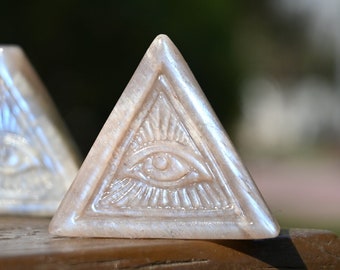 1.5'' Natural Moonstone Eye of Horus，Quartz crystal Eye of Horus，Moonstone pendant，Crystal gift，Crystal ornament，Crystal healing