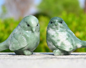 彫刻された翡翠の鳥：天然石クリスタルの置物（2.6インチ） - Etsy 日本