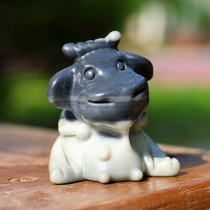 2&#39;&#39; Natural Tai Chi Stone Cow，Cow carved，Cow figurine，Home decor，Crystal gift，Crystal dairy cattle，Reiki healing