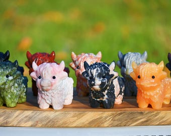 クォーツクリスタルハイランド牛の置物：天然石彫刻、癒しの装飾