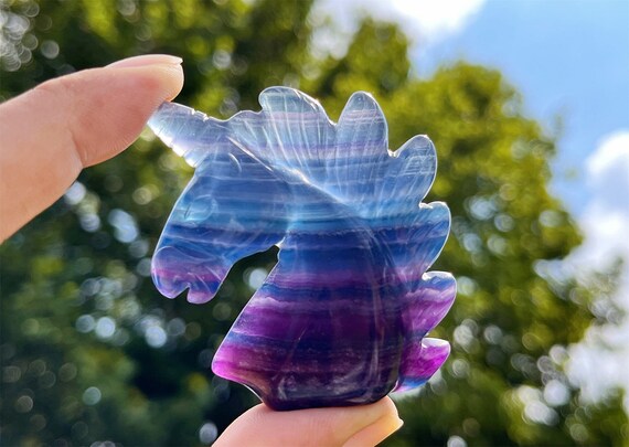 2インチ天然手彫りレインボーフローライトユニコーン、彫刻された