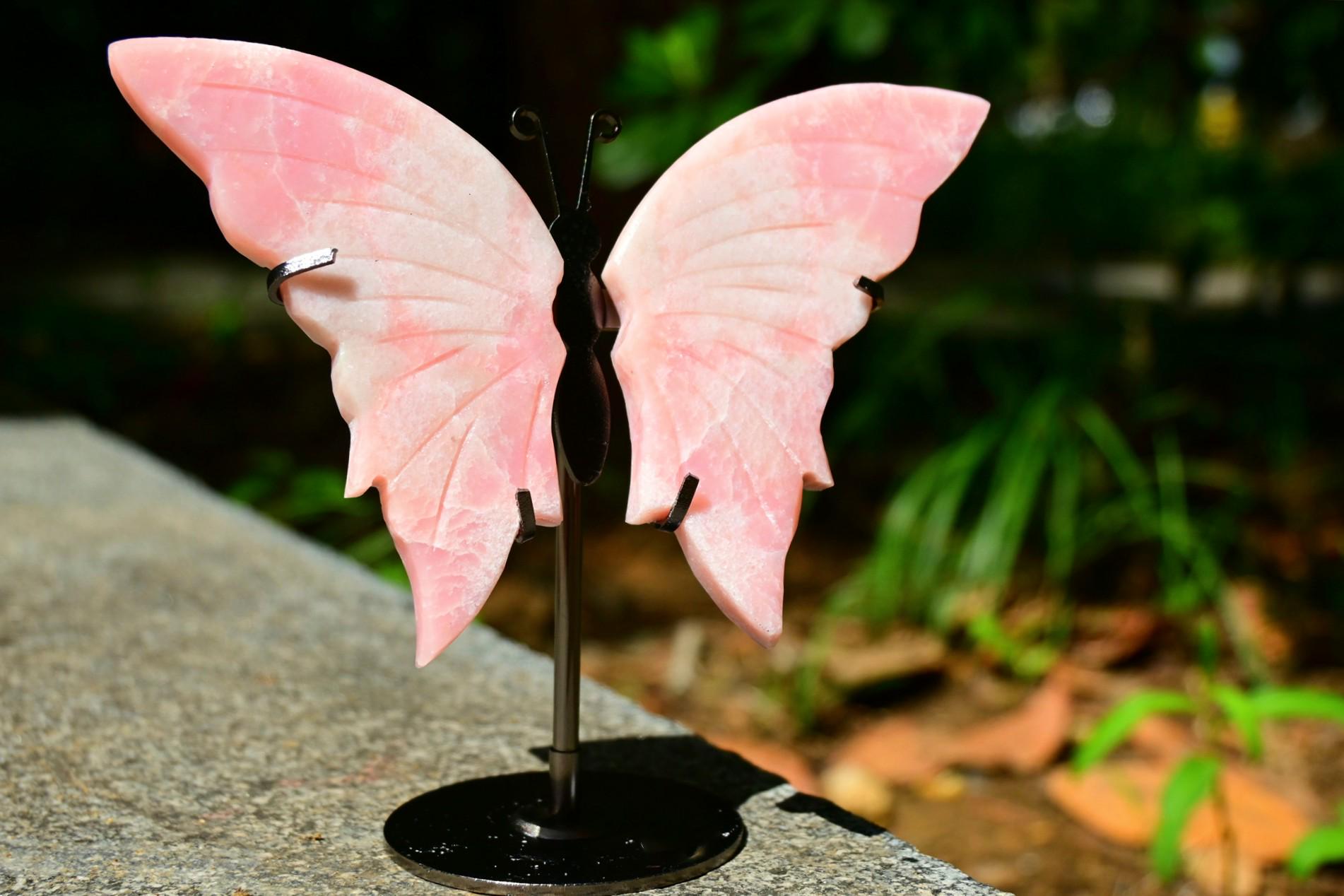 天然ピンクオパール蝶の羽根ペア、クリスタルバタフライ、彫刻された