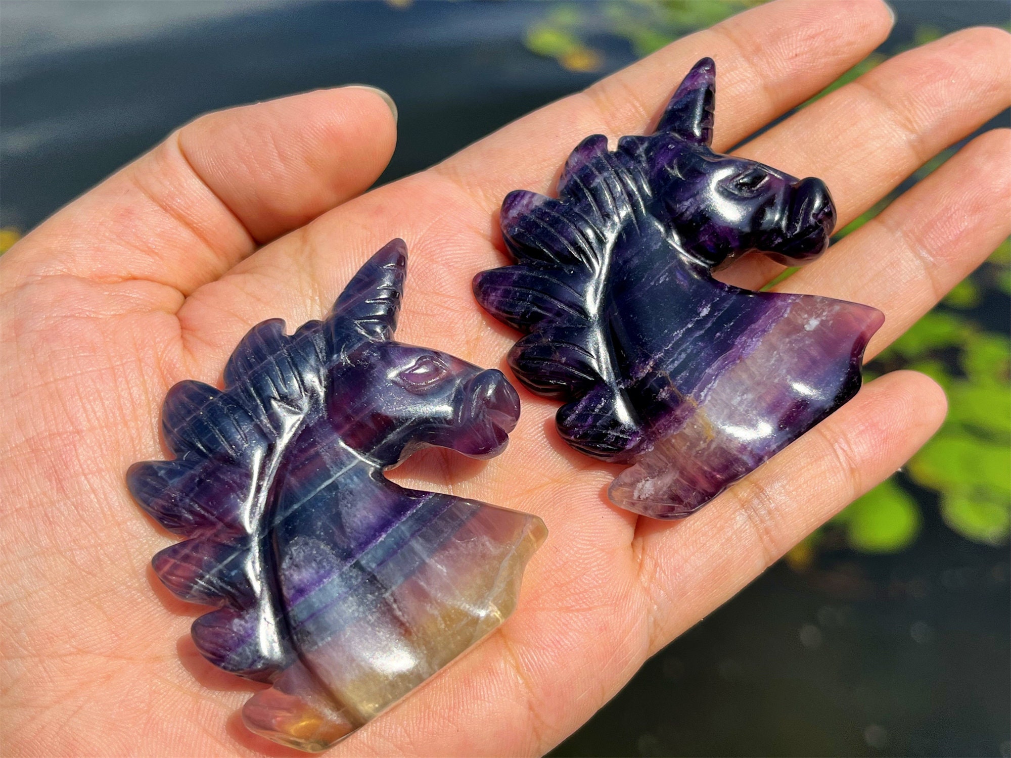 2インチ天然手彫りレインボーフローライトユニコーン、彫刻された