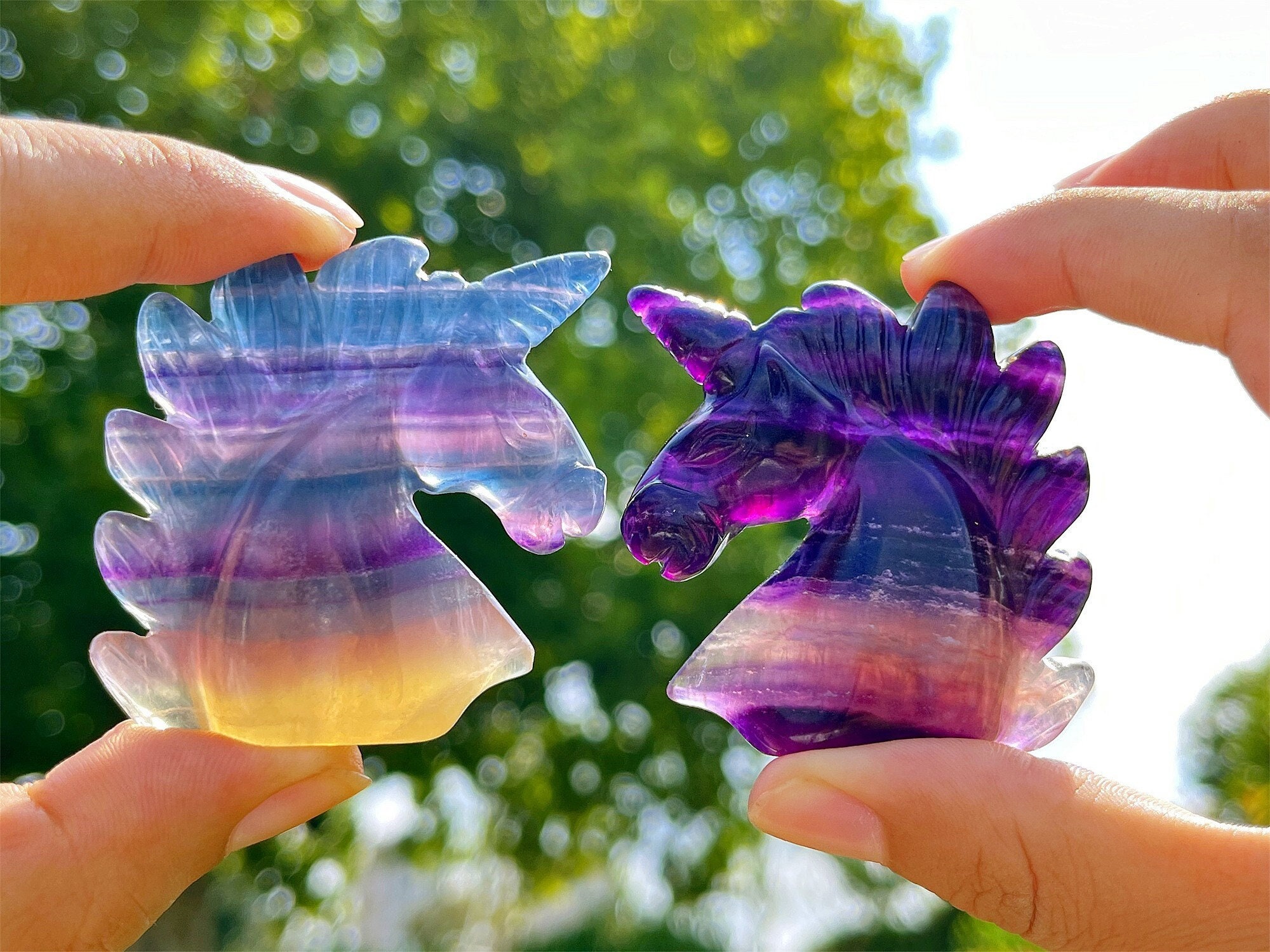 2インチ天然手彫りレインボーフローライトユニコーン、彫刻された