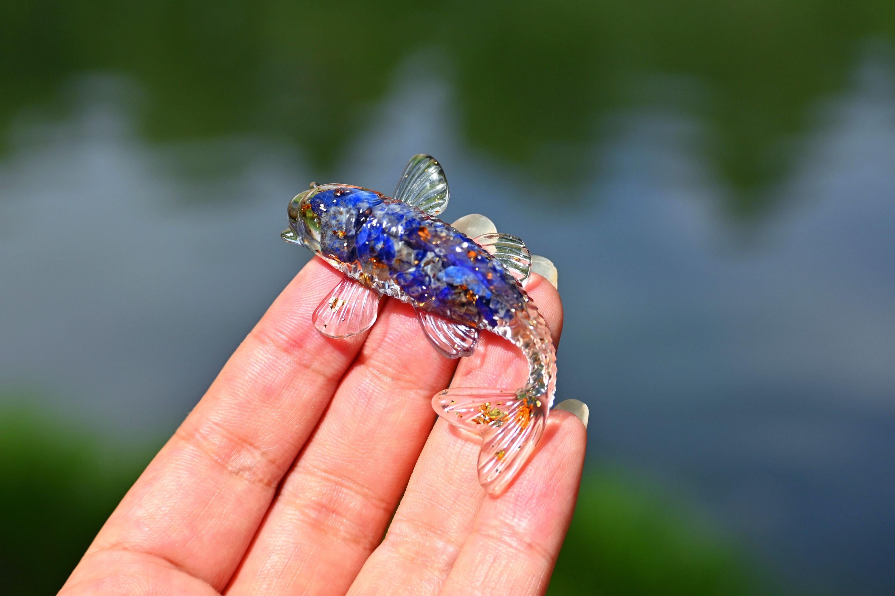 2.4インチ樹脂金魚、天然クリスタル原石、金魚彫刻、金魚置物、ホーム