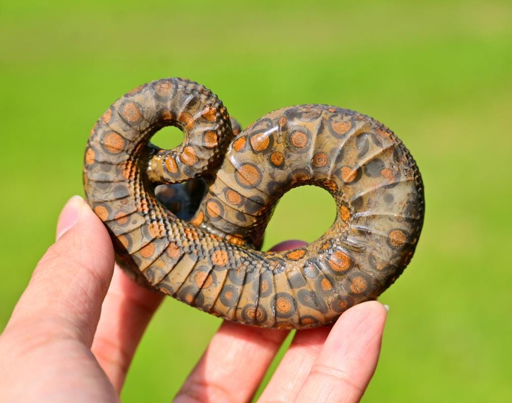 彫刻された3.3インチのヒョウ柄の石の蛇、クリスタルの蛇の装飾、蛇の
