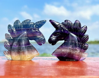 2インチ天然手彫りレインボーフローライトユニコーン、彫刻された