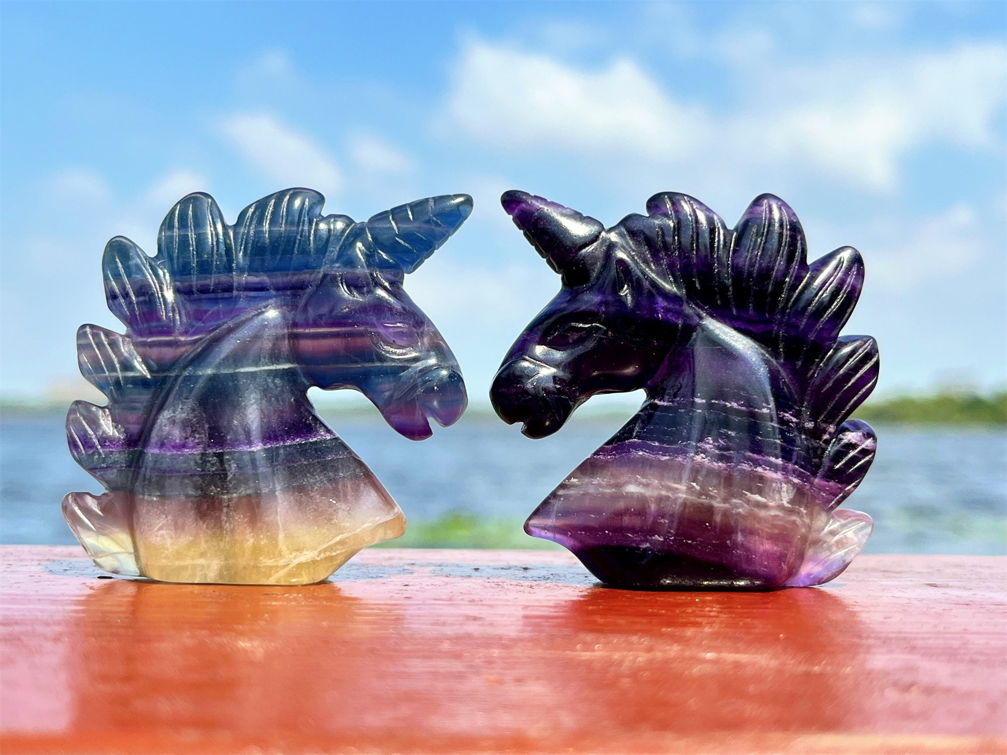 2インチ天然手彫りレインボーフローライトユニコーン、彫刻された