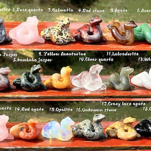 Puede incluir: Colección de esculturas de piedra tallada con forma de foca. Las esculturas están hechas de varios tipos de piedra, incluyendo cuarzo rosa, ágata y obsidiana. Cada foca es de un color diferente y tiene patrones únicos.
