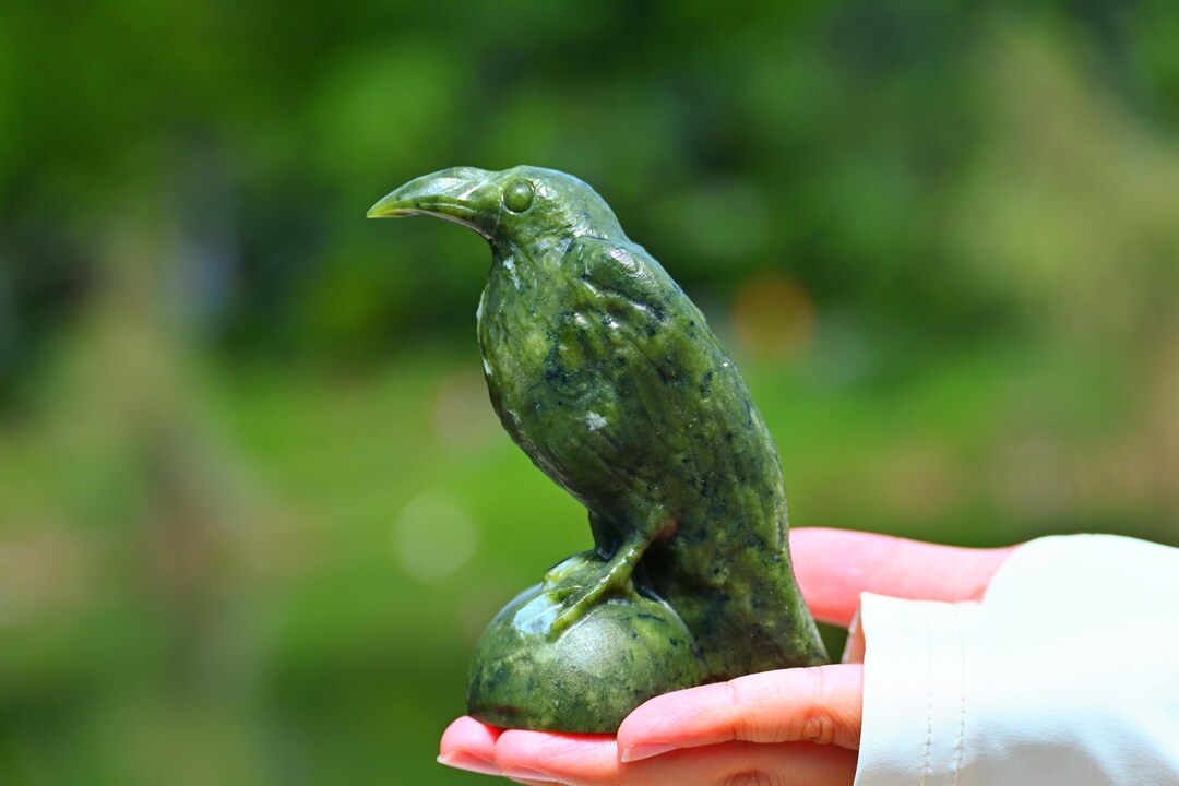 4.1'' Natural Green Jade Crow Carving，quartz Crystal Crow