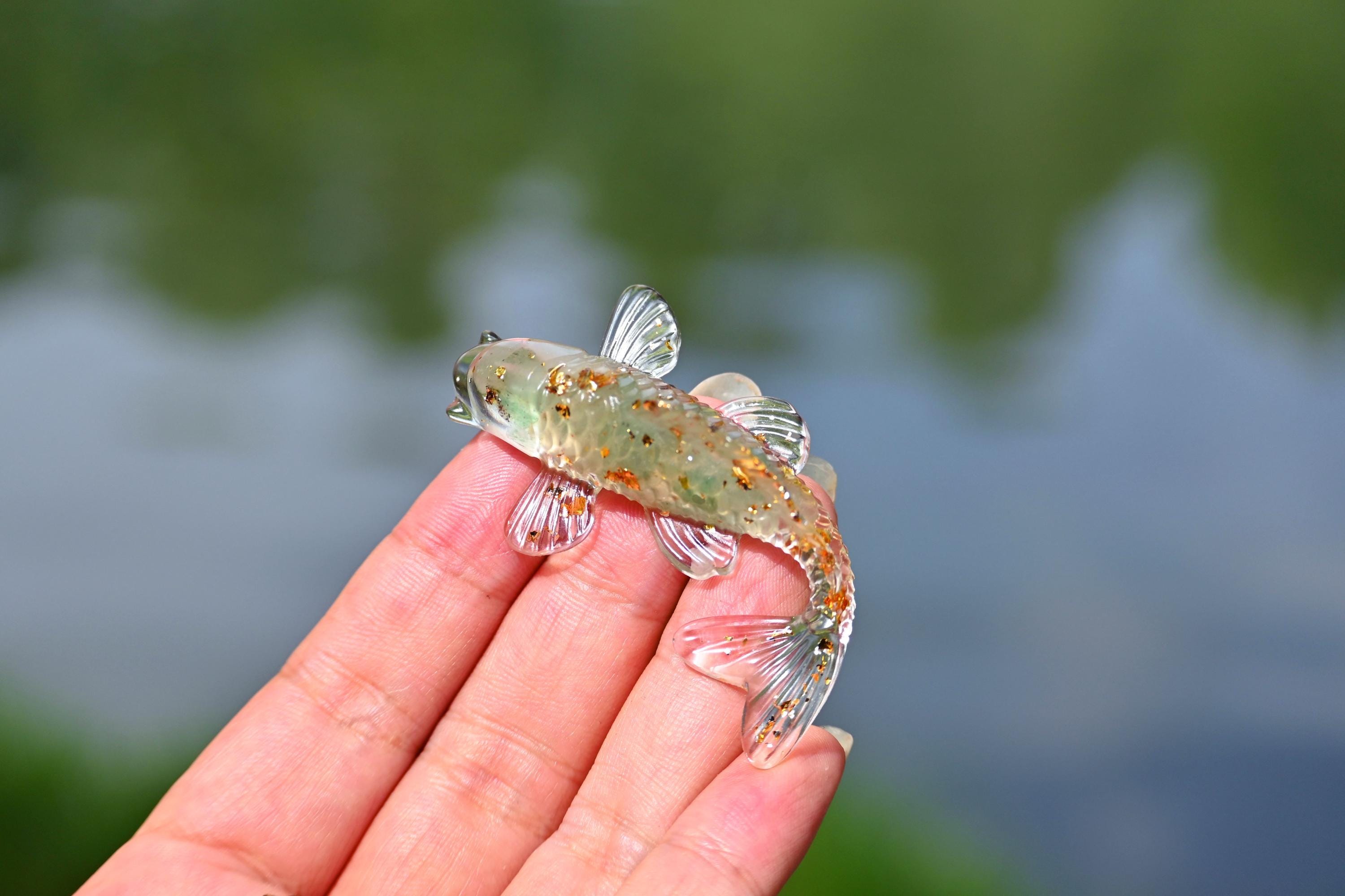 2.4インチ樹脂金魚、天然クリスタル原石、金魚彫刻、金魚置物、ホーム