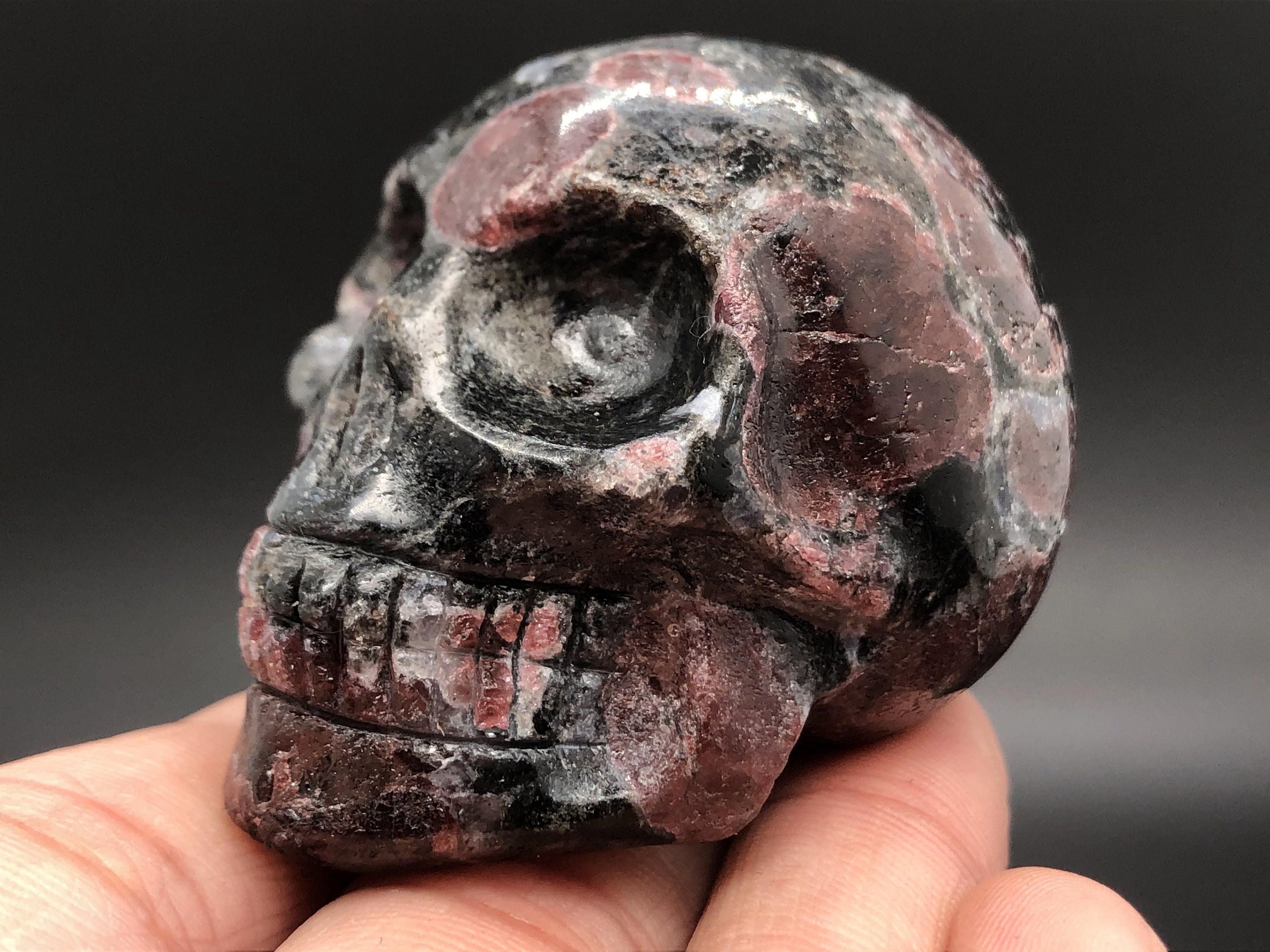 2'' Natural Hand Carved Garnet Skull，quartz Crystal，crystal