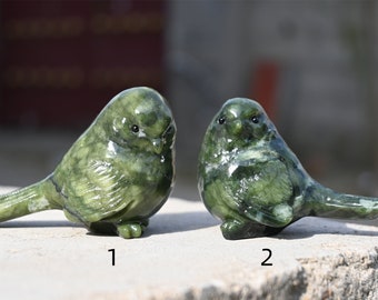 彫刻された翡翠の鳥：天然石クリスタルの置物（2.6インチ） - Etsy 日本