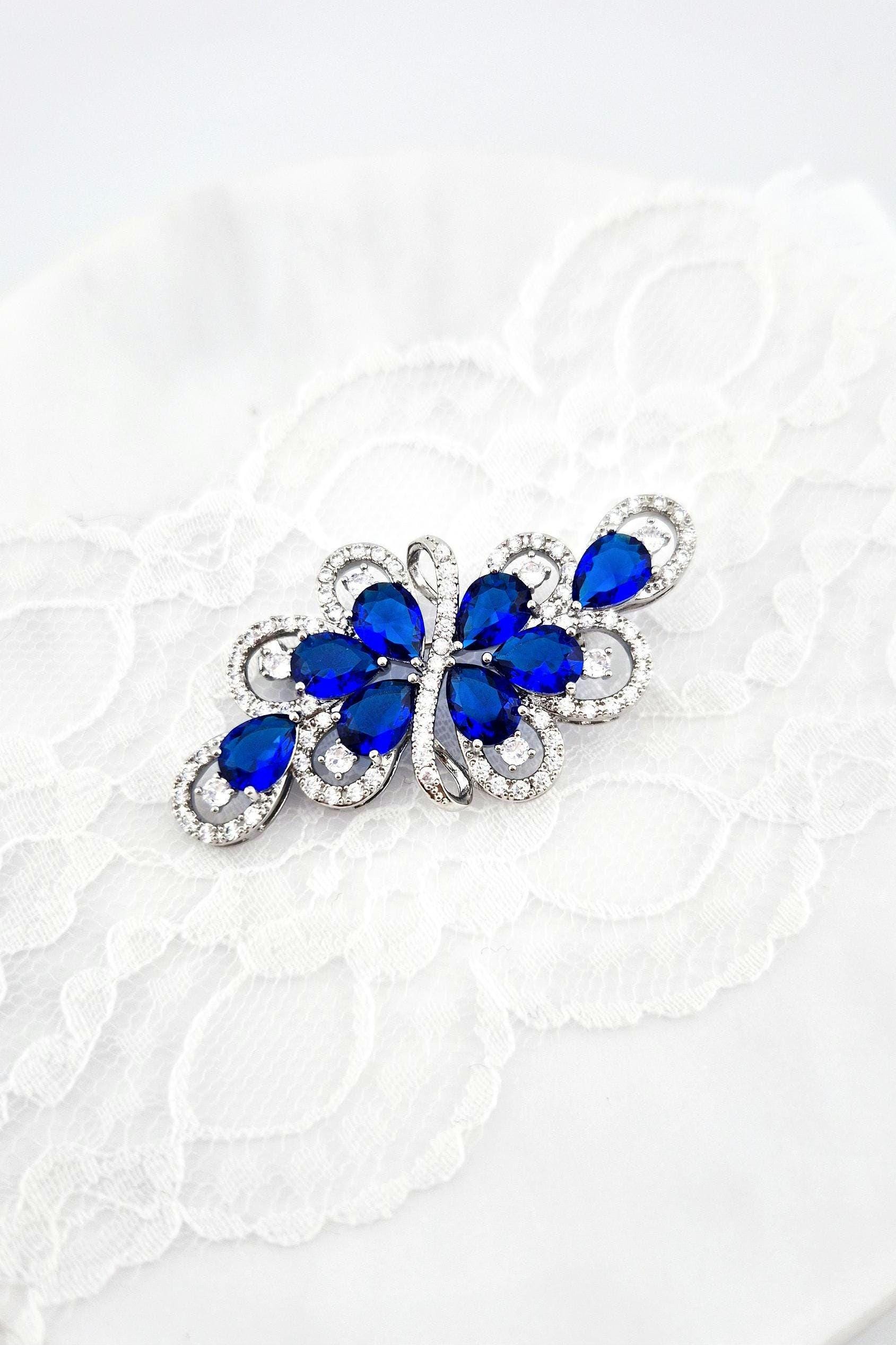 Blue crystal brooch, Blaue Brosche, Elegant brooch, royal blue brooch, blue flower brooch, broach, Broche bleue, silver broach blue stones