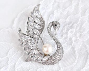 Swan Brooch, Silver broach in swan design with fresh water pearl and Cubic zirconia, Schwan Brosche, Silberbrosche, Broche Cygne, Spilla