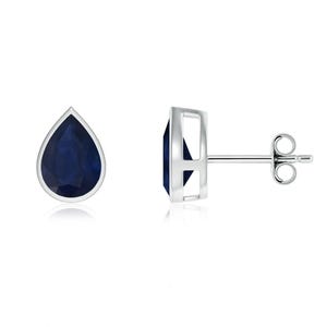 Può includere: Un paio di orecchini a goccia d'argento con una pietra preziosa blu scuro in ogni orecchino.