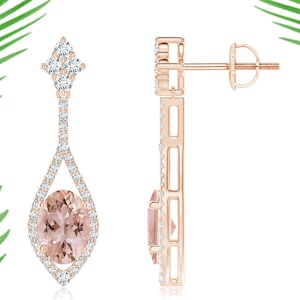 Puede incluir: Pendientes colgantes de oro rosa con una morganita redonda rodeada por un halo de diamantes más pequeños. Los pendientes tienen un diseño delicado y calado y un cierre de poste seguro.
