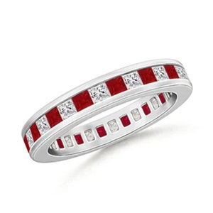 Può includere: Un anello d'argento con pietre rosse e trasparenti a taglio quadrato alternate. L'anello è incastonato con più pietre attorno all'intera fascia. Le pietre sono incastonate in un'incastonatura a canale.