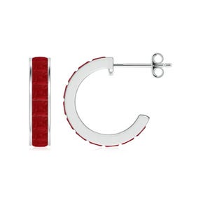 Op de afbeelding: Een paar zilverkleurige oorringen. De binnenkant van elke oorring is bezet met vierkant geslepen, dieprode edelstenen. De oorbellen hebben een stift- en vlindersluiting.