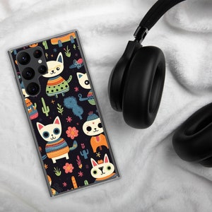 Peut inclure: Une coque de téléphone transparente avec un fond noir et des illustrations colorées de chats portant des pulls et des chapeaux. La coque a un découpage pour l'appareil photo et un rebord surélevé autour des bords.