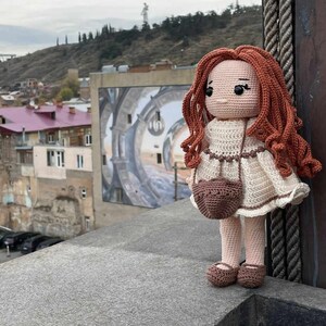 Poupée au crochet faite main avec cheveux bouclés et sac