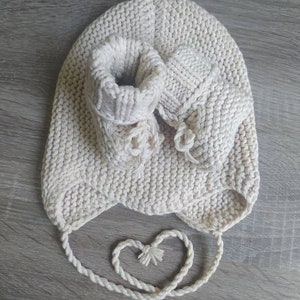 Knitted baby beanie with booties