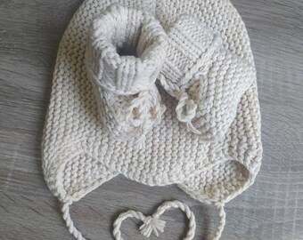 Knitted baby beanie with booties