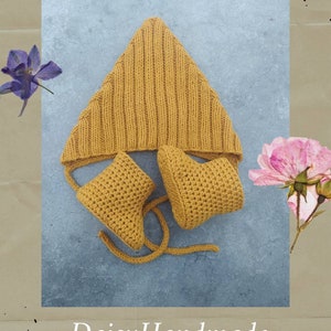 Handstickad babymössa med tossor