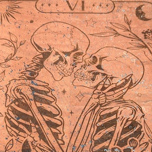 Cuadro decorativo de la carta del Tarot de Los Amantes • Grabado en cuero de corcho ecológico