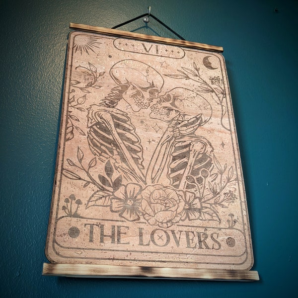 Art mural tarot The Lovers • Décoration d'intérieur gothique romantique sombre Amateurs de squelettes • Cuir de liège végétalien magnifiquement doux gravé au laser