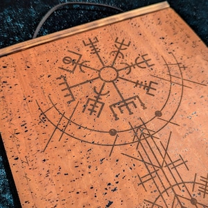 Wegweiser Wegweiser Wikinger Kompass • Nordisches Wand Dekor mit Futhark Runen • Laser Gravur aus weichem veganen Korkleder