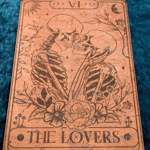 The Lovers Tarot Wandkunst • Dunkel Romantische Gothic Wohnkultur Skeleton Lovers • Laser graviert wunderschön aus Vegan Korkleder