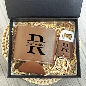 Benutzerdefinierte Groomsmen Geschenke Dosenkühler & Flaschenöffner Set, Bierdosenhalter mit Gravur, personalisierter Dosenkühlerhalter mit Flaschenöffner