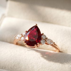 Päronrubinlöftesring, Diamantring i sterlingsilver, Romantisk förlovningsring i rubin, Eleganta jubileumssmycken, Födelsestenspresent i juli