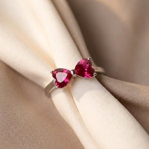 Anel com laço de rubi, anel em prata de lei com corte em forma de coração, joia com laço de fita, anel minimalista e romântico, presente de aniversário elegante para ela.
