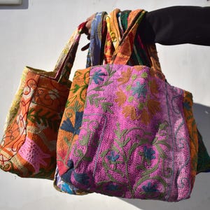 Handgenähte Kantha Tragetasche aus Sari Stoff