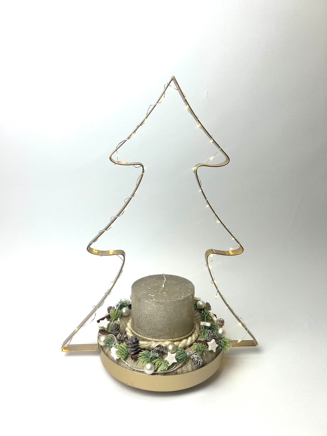 Goldener Tannenbaum mit Kerzengesteck und Lichterkette Etsy.de