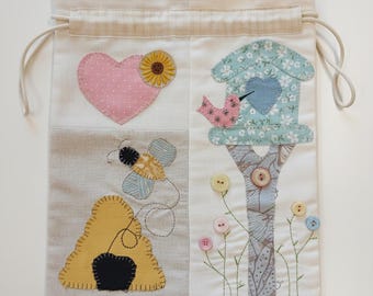 PDF-Tutorial für eine multifunktionale Tasche mit Bienenstock-Stickerei und Applikation – perfekt als Kordelzugtasche, Shopper oder Rucksack.