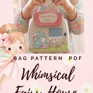Puede incluir: Un bolso de tela con forma de casa y una solapa de techo a cuadros rojos y blancos con el texto bordado CASA. DOLCE. CASA. El bolso tiene una puerta con estampado floral, una ventana azul de lunares con encaje y pequeños botones decorativos.