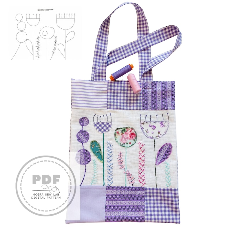 Puede incluir: Un bolso tote patchwork con un dise&ntilde;o floral. El bolso presenta un estampado de cuadros vichy en morado y blanco, con flores bordadas en varios colores. Dos carretes de hilo est&aacute;n encima. El bolso tiene el texto "PDF" y "MOIRA SEW LAB DIGITAL PATTERN".