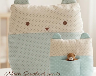 Almohada de pijama con forma de osito y bolsa para juguetes. Juego de dormitorio infantil. Tutorial ilustrado con patrón.