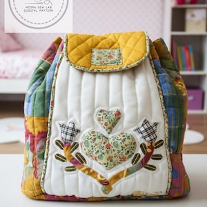 Puede incluir: Mochila acolchada con un panel central blanco y una solapa amarilla. La mochila presenta un diseño de corazón floral y laterales de patchwork en varios colores. El texto "PDF MOIRA SEW LAB DIGITAL PATTERN" está en un círculo en la parte superior izquierda.